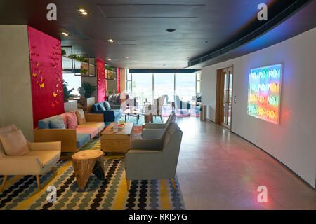 Hongkong - 27. JANUAR 2016: in der Bay Bridge Hong Kong Hotel G. Das hotel liegt auf 123 Castle Peak Road, Ting Kau, Tsuen Wan, Hong Kong. Stockfoto