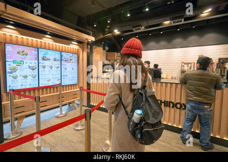 Hongkong - ca. Januar 2016: inside Yoshinoya Restaurant. Yoshinoya ist ein japanisches Schnellrestaurant Kette. Stockfoto