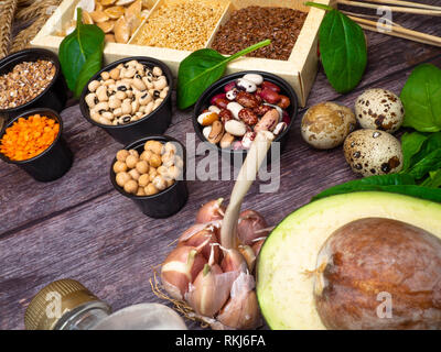 Kalium und Zink Nahrungsquellen wie Avocado, Bohne, Kürbiskerne, Nüsse, Spinat, Knoblauch, Ei. oben flach Stockfoto