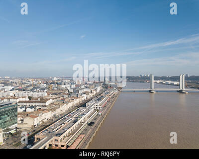 Luftaufnahme Quai de Bordeaux, Hangar 14, Kongress, Bordeaux und dem Fluss Garonne, Frankreich Stockfoto