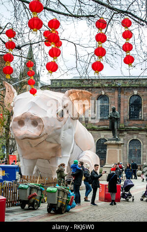 Chinesische Neujahrsfest in Manchester, UK. Das chinesische Jahr des Schweins wurde gefeiert mit einem riesigen Ferkel in St Anne's Platz in der Stadt. Stockfoto