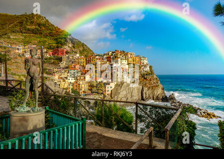 Schönen italienischen Küste Cinque Terre Manarola mit Regenbogen Sunny und bewölkter Himmel Stockfoto