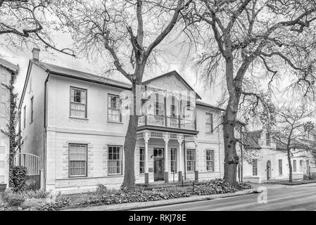 Stellenbosch, Südafrika, 16. AUGUST 2018: Historische Gebäude in Dorp Street in Stellenbosch in der Western Cape Provinz. Schwarzweiß Stockfoto