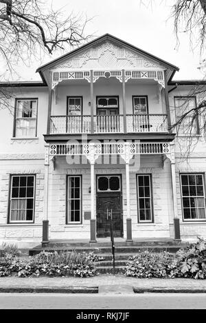 Stellenbosch, Südafrika, 16. AUGUST 2018: die historischen Gebäude in der Dorp Street in Stellenbosch in der Western Cape Provinz. Schwarzweiß Stockfoto