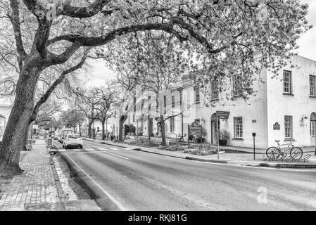 Stellenbosch, Südafrika, 16. AUGUST 2018: Historische Gebäude in Dorp Street in Stellenbosch in der Western Cape Provinz. Ein Buch Shop und Fahrzeuge Stockfoto