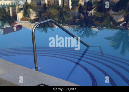 Reflexion in der Pool und die Palmen am Pool Stockfoto