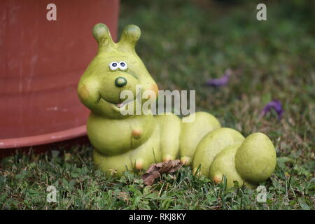 Dekorationen für den Garten / Dekorative Raupe im Garten Stockfoto