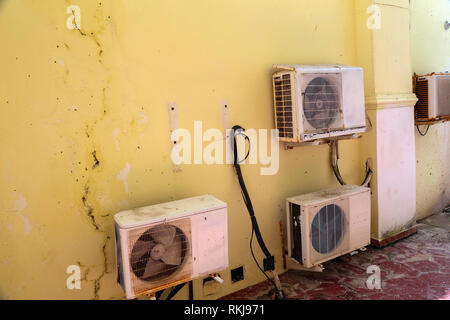 Alte Klimaanlagen/Alte Klimageräte an der Wand Stockfoto