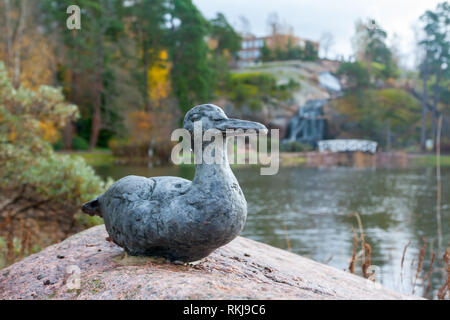 KOTKA, Finnland - 23. OKTOBER 2018: Skulptur von Ente auf einem Felsen in der Sapokka Water Park in Kotka, Finnland. Stockfoto