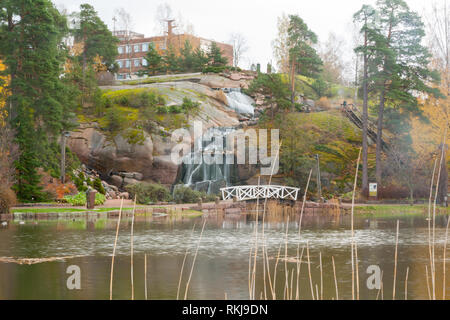 Wasserfall Kaskadierung über Felsen in Sapokka Landschaftsgestaltung park Kotka, Finnland. Stockfoto