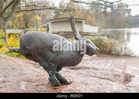 KOTKA, Finnland - 23. OKTOBER 2018: Skulptur von Kaninchen auf einem Felsen in der Sapokka Water Park in Kotka, Finnland. Stockfoto