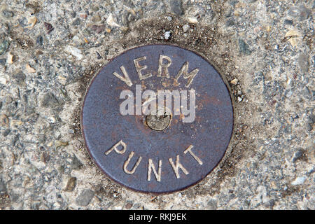 Vermessungsstelle - Vermessungspunkt. Für Messungen am Boden ist ein Erhebungspunkt auf Asphalt montiert. Stockfoto