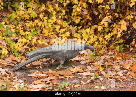 KOTKA, Finnland - 23. OKTOBER 2018: Skulptur von Krähe auf einem Felsen in der Sapokka Water Park in Kotka, Finnland. Stockfoto