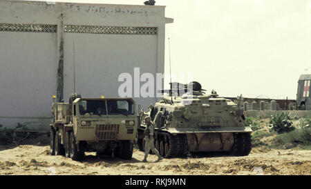 16. Oktober 1993 ein U.S. Army M88 Recovery Vehicle (ARV) und einem M984 HEMTT (Heavy Expanded Mobility Tactical Truck - bekannt als Wrecker) bei unosom Hauptsitz in Mogadischu, Somalia geparkt. Stockfoto