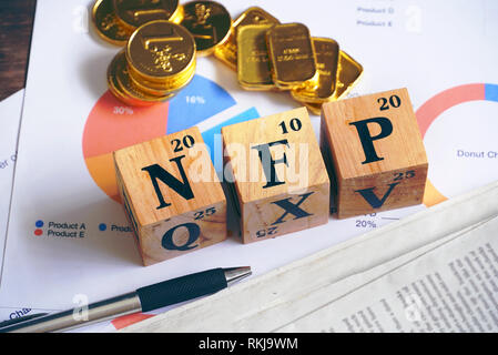 Text "Nfp" auf Holz Würfel mit Gold Bar und die Zeitung auf dem Tisch, wirtschaftliche Daten Konzept Stockfoto