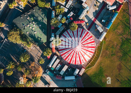 Antenne; drone Blick auf helle runde Kuppel der Straße Zirkus chapiteau; warme morgen Licht auf dem Dach des Wanderzirkus; Attraktionen für Touristen und Stockfoto