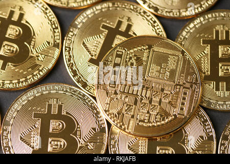 Bitcoins und Neuen virtuellen Geld Konzept. Stapel vieler Gold bitcoins auf reflektierende Oberfläche. goldene Münze mit Symbol Buchstabe B. Bergbau oder blockchain Technolog Stockfoto