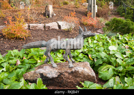 KOTKA, Finnland - 23. OKTOBER 2018: Skulptur von Fox auf einem Felsen in der Sapokka Water Park in Kotka, Finnland. Stockfoto