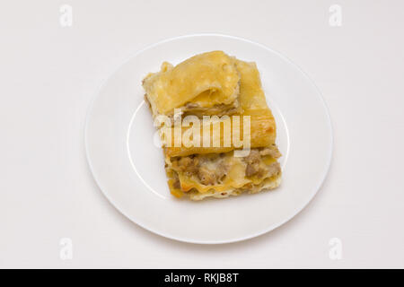 Frisch duftende Lasagne auf einer weißen Platte Stockfoto