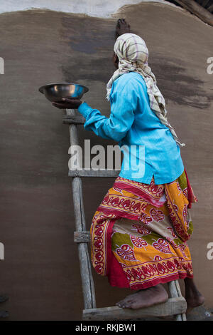 Das Bild der Frau Schlamm Malerei die Wand im Purulia, West Bengal, Indien Stockfoto