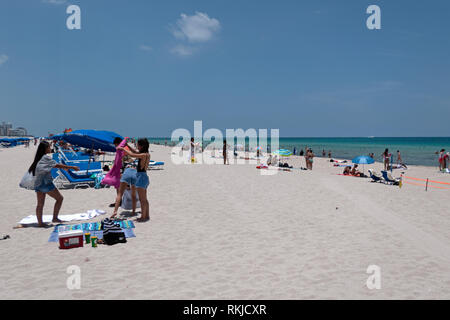 Menschen entspannten Urlaub in South Beach, Miami Beach, Florida, USA. Touristen in den Sommerferien in der Nähe des Meeres. Amerikanische Landschaft und Erholung in Stockfoto