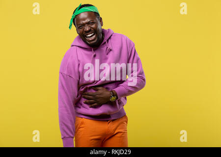 Emotionale junge männliche Person seinen Bauch berühren Stockfoto