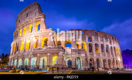 Römischen Kolosseum und Touristen in der Nacht in Rom, Italien Stockfoto