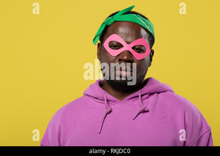 Ernsthafte junge Superhelden tragen Stilvolle grüne Bandana Stockfoto