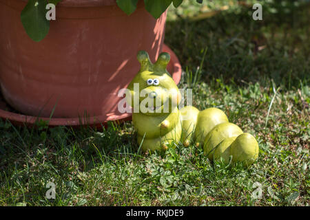 Dekorationen für den Garten / Dekorative Raupe im Garten Stockfoto