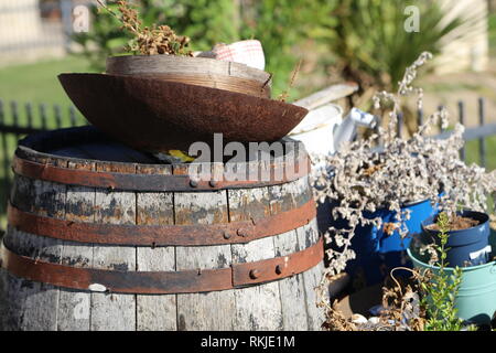 Alten Holzfass/alten Holzfass im Garten Stockfoto