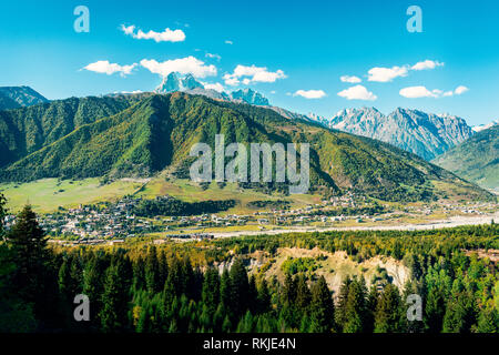 Amazing panorama view above town of Mestia in famous Caucasus region Svaneti, North Georgia with high mountain peaks in the background Stockfoto