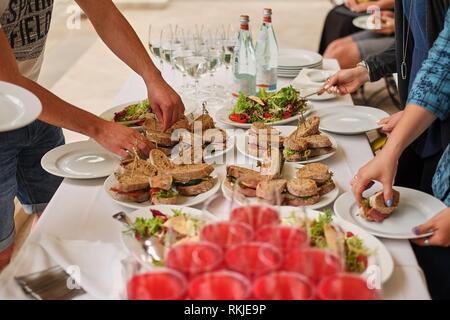 Snacks, Fisch und Fleisch Spezialitäten am Buffet. weißer Tisch Stockfoto