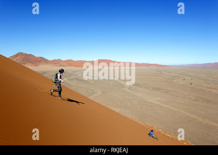 Frau Fuß aus Dünen bei Sossusvlei in Namibia Stockfoto