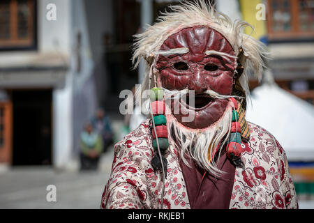 Cham-Tanz von einem Mönch im Ladakh Jo Khang Temple, Leh, Ladakh, Indien Stockfoto