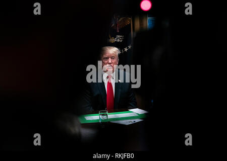 Us-Präsident Donald Trump spricht mit Reportern im Schaltschrank, wie er sich vorbereitet, trifft er sich mit Republikanische Gesetzgeber vorgeschlagenen Handel Rechtsvorschriften im Weißen Haus in Washington, D.C., am 24. Januar 2019 zu diskutieren. Stockfoto