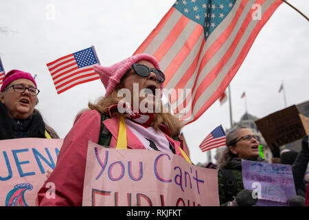 Demonstranten Gesang im März der Frauen auf Washington in Washington, DC am 19. Januar 2019. Stockfoto