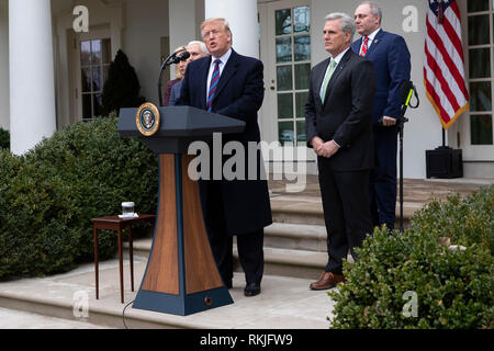 US-Präsident Donald Trump spricht mit Reportern im Rosengarten des Weißen Hauses am 4. Januar 2019. Stockfoto