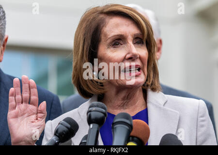 Sprecherin des Repräsentantenhauses Nancy Pelosi, Demokrat aus Kalifornien, spricht mit Reportern nach einem Treffen mit US-Präsident Donald Trump im Weißen Haus in Washington, DC am 4. Januar 2019. Stockfoto