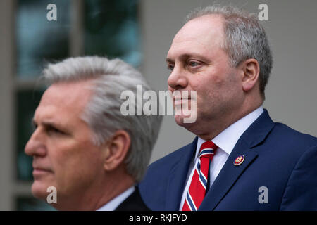Haus Minderheit Peitsche Steve Scalise, Republikaner von Louisiana, als US-Präsident Donald Trump mit Reportern im Rosengarten des Weißen Hauses spricht am 4. Januar 2019. Stockfoto