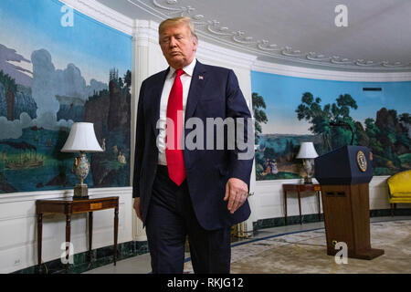 US-Präsident Donald Trump verlässt den Raum nach der Vermittlung der Erläuterungen in der diplomatischen Empfang Zimmer des Weißen Hauses in Washington, D.C., am 19. Januar 2019. Trump sprach über einen neuen Plan der US-Grenze und wieder öffnen, die US-Regierung, die bleibt Herunterfahren zu sichern. Stockfoto