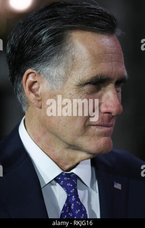 US-Senator Mitt Romney, der Republikaner von Utah, wird von Vice President Mike Pence auf dem Capitol Hill in Washington DC am 3. Januar 2019 vereidigt. Stockfoto