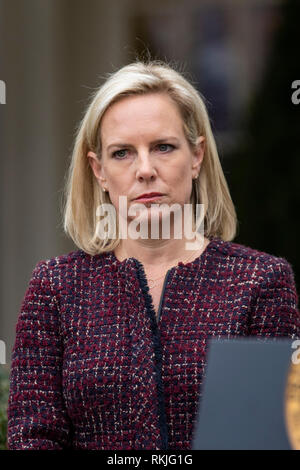 Staatssekretär für Heimatschutz Kirstjen Nielsen als US-Präsident Donald Trump mit Reportern im Rosengarten des Weißen Hauses spricht am 4. Januar 2019. Stockfoto