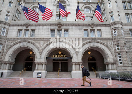 Ein Mann der Vergangenheit der Trump International Hotel in Washington, DC am 12. Januar 2019. Stockfoto