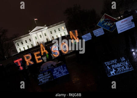 Die Demonstranten halten beleuchteten Buchstaben Anzeichen dafür, dass Lesen 'Verrat', während außerhalb des Weißen Hauses protestieren während des partiellen Regierung Abschaltung in Washington, D.C., USA, am Samstag, Jan. 12, 2019. Stockfoto