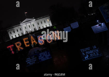 Die Demonstranten halten beleuchteten Buchstaben Anzeichen dafür, dass Lesen 'Verrat', während außerhalb des Weißen Hauses protestieren während des partiellen Regierung Abschaltung in Washington, D.C., USA, am Samstag, Jan. 12, 2019. Stockfoto