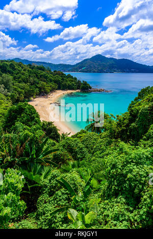 Tropische Laem Sing Beach. Schöne türkisblaue Bucht und die Menschen entspannen am Strand. Paradies Küste von Phuket, Thailand. Stockfoto