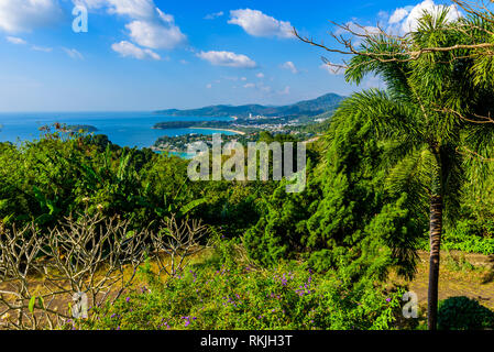 Karon View Point - Blick auf den Strand von Karon, Kata Beach und Kata Noi in Phuket, Thailand. Landschaft von tropischen und Paradise Island. Schöne turq Stockfoto