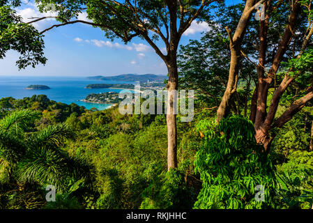 Karon View Point - Blick auf den Strand von Karon, Kata Beach und Kata Noi in Phuket, Thailand. Landschaft von tropischen und Paradise Island. Schöne turq Stockfoto