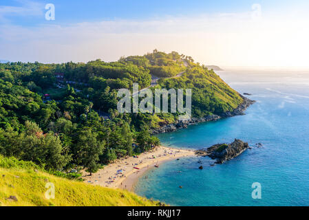 Sonnenuntergang über Promthep Cape und Yanui Beach. Tropischen Küste mit dem Paradies Strände auf Phuket, Thailand. Stockfoto