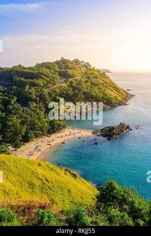 Sonnenuntergang über Promthep Cape und Yanui Beach. Tropischen Küste mit dem Paradies Strände auf Phuket, Thailand. Stockfoto